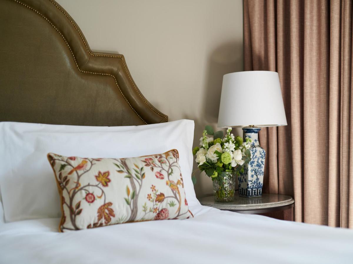 Carton House A Fairmont Managed Hotel Maynooth Luaran gambar A bed with a pillow